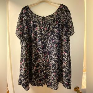 Woman’s short sleeve top.